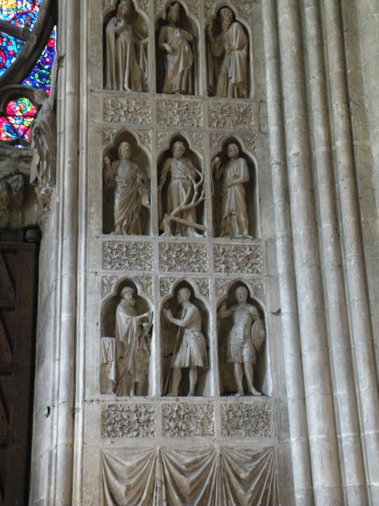  statues à l'intérieur de la cathédrale